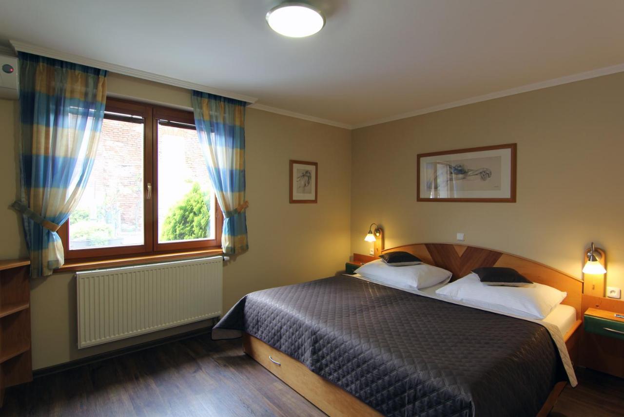 Penzion U Vlků Valtice Exterior foto